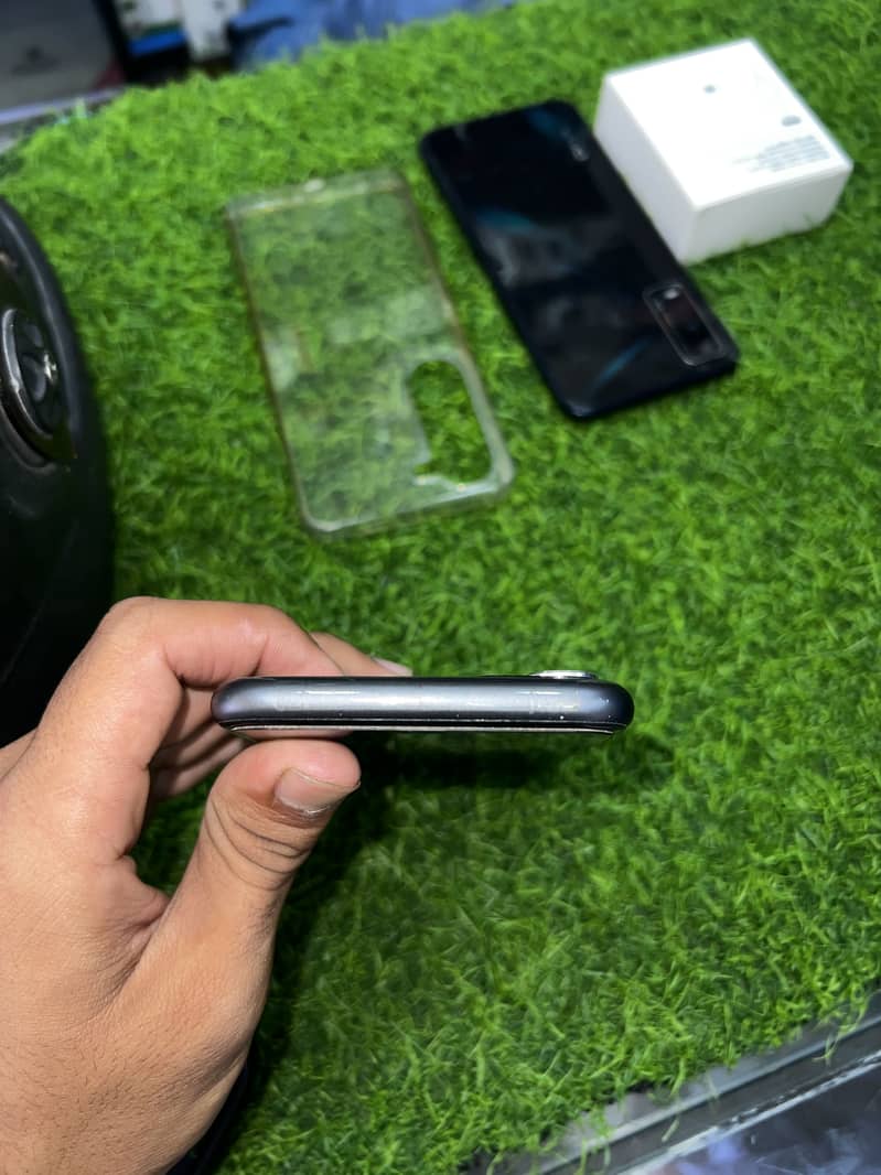 Apple iPhone 11 4
