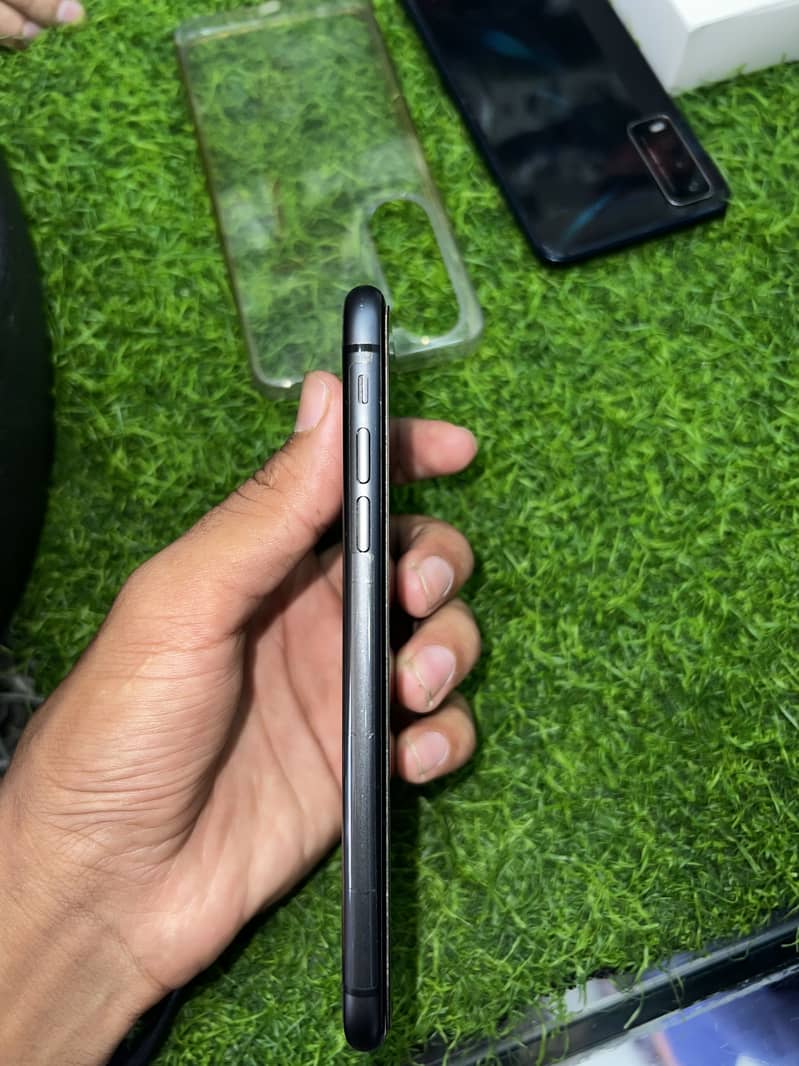 Apple iPhone 11 7