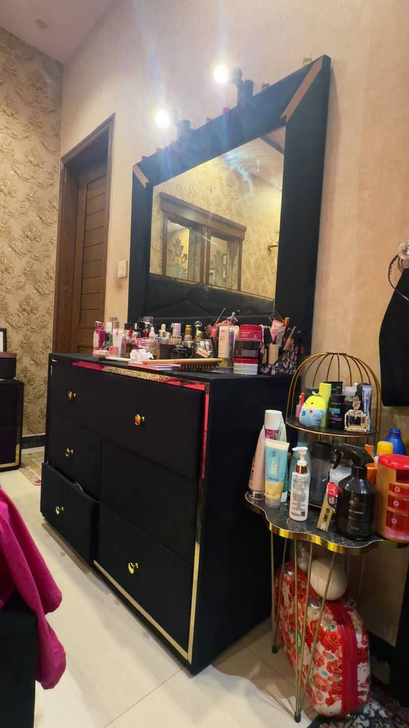 Bed with dressing table 0