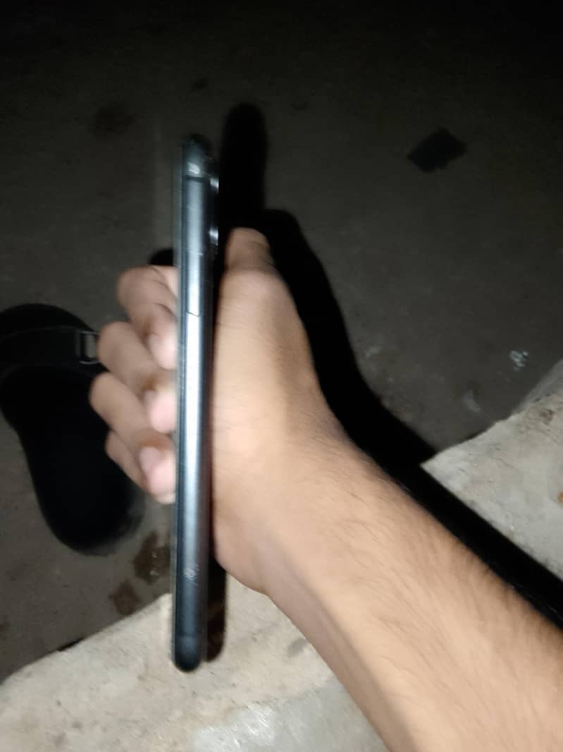 Apple iPhone 11 4