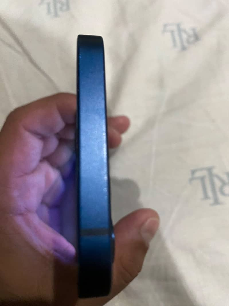 Apple iPhone 12 4