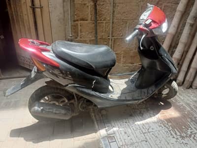 mein apni 49cc Honda Dio sale kr rha hon contact number 03173949564