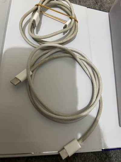 Iphone 17 Pro Max ke Box Wali 2 Cable hai orijnl pin k opr s No b hai