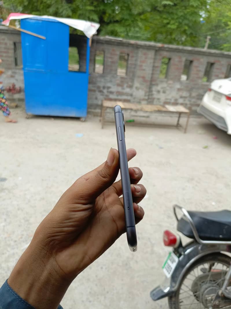 Apple iPhone 11 4