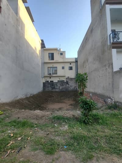 5 MARLA FULL POSSESSION PAID NEXT TO CORNER PLOT AVAILABLE FOR SALE ON INVESTOR RATE