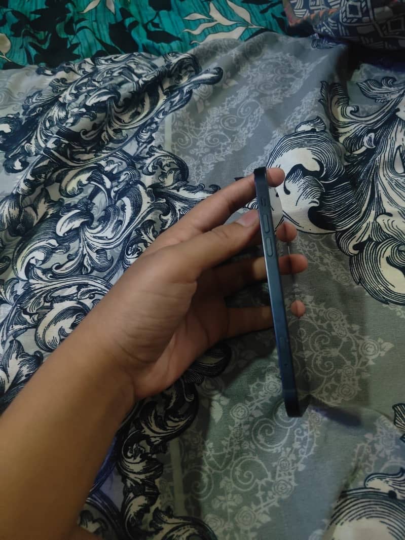 Apple iPhone 12 4