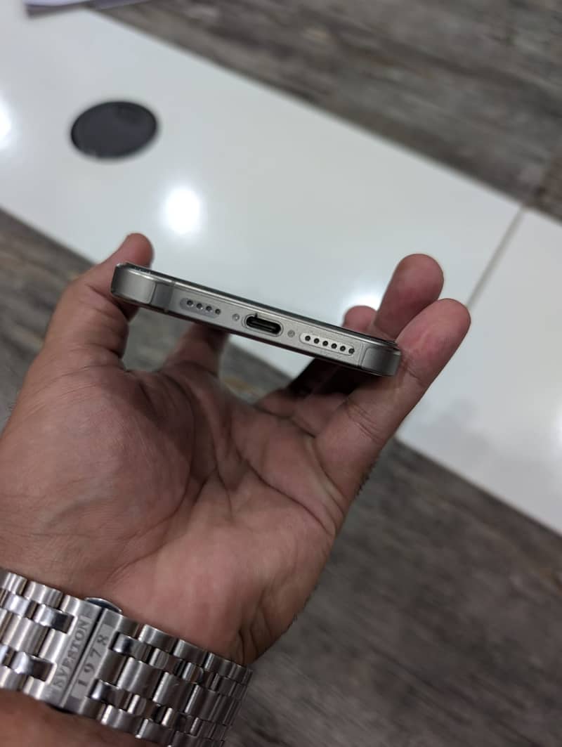 Apple iPhone 15 Pro Max 4