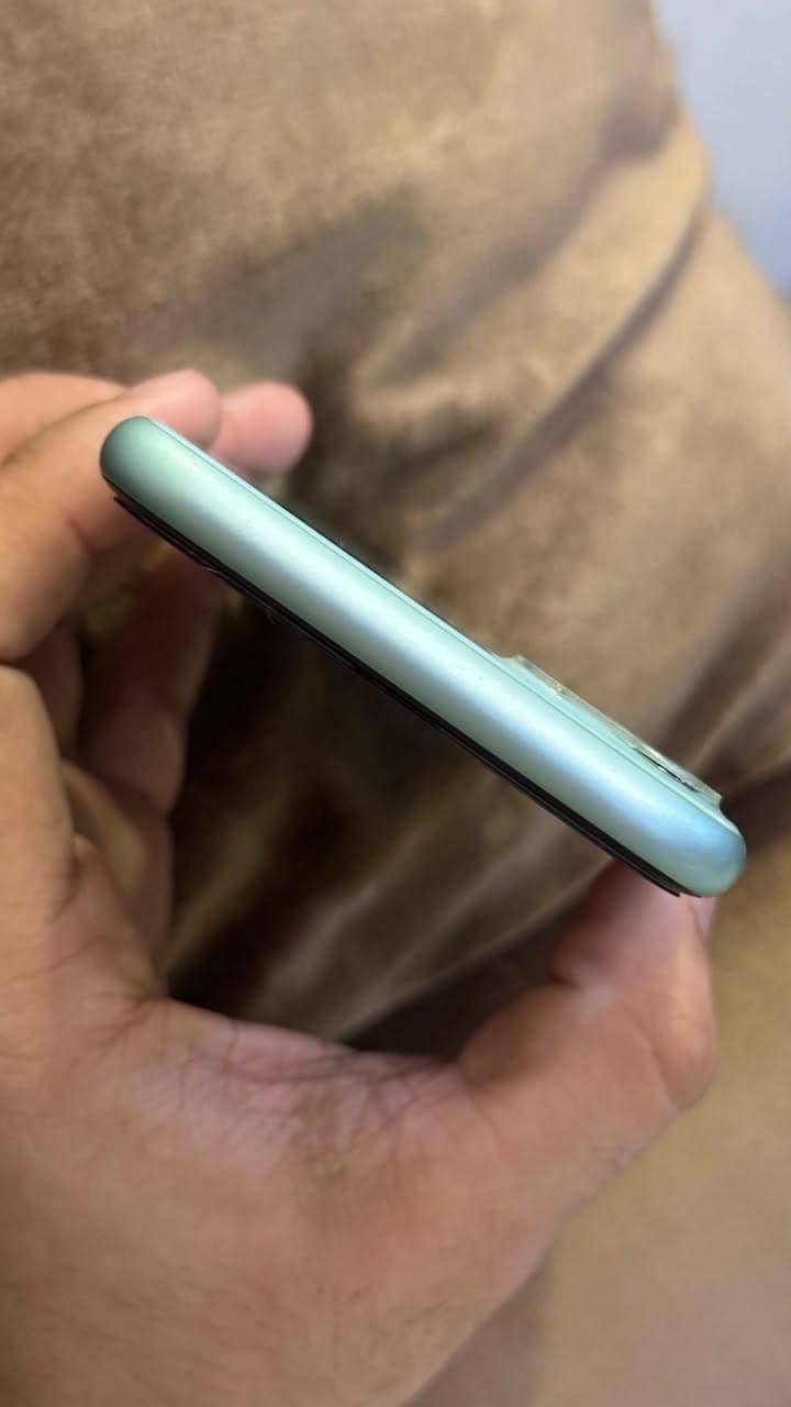 Apple iPhone 11 4