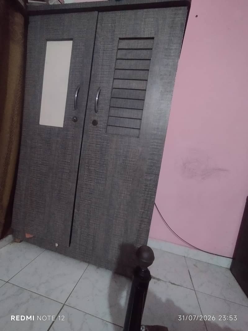 2 door cupboard 0