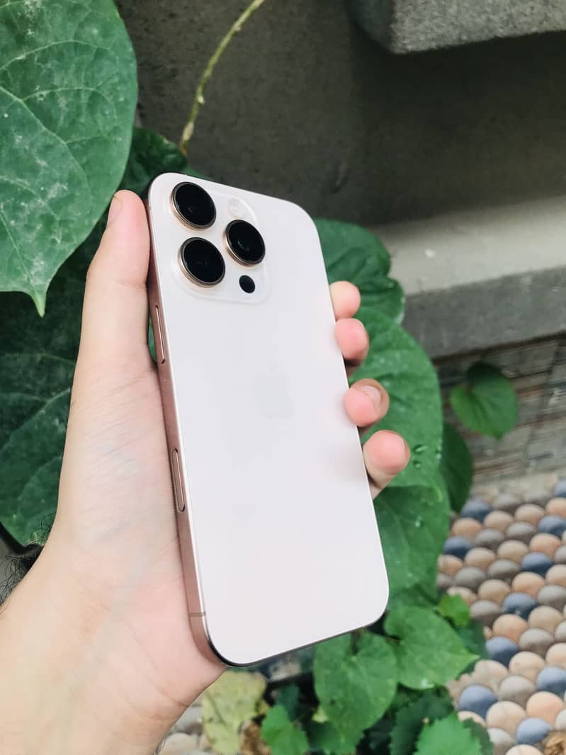 Apple iPhone 16 Pro 0