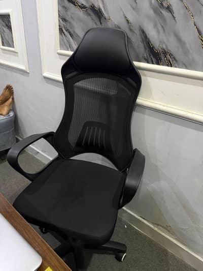 Executive Office Chair 4 Months Used (Slightly Damaged Armrest)
