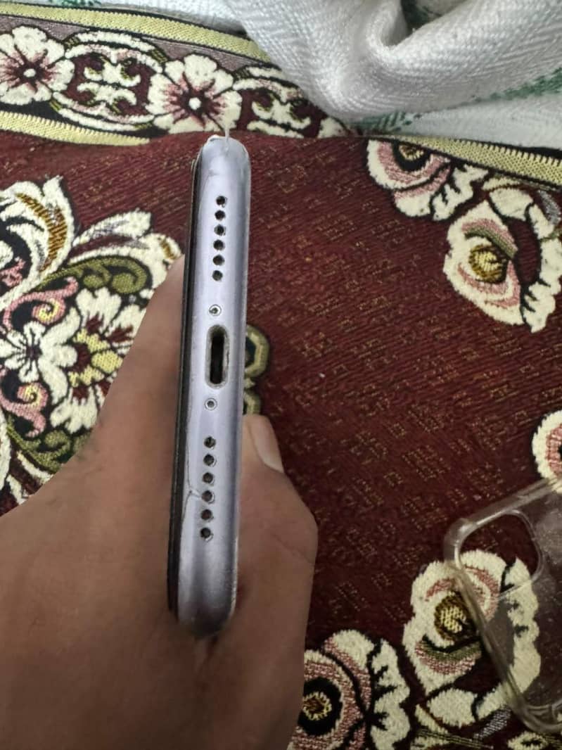 Apple iPhone 11 4