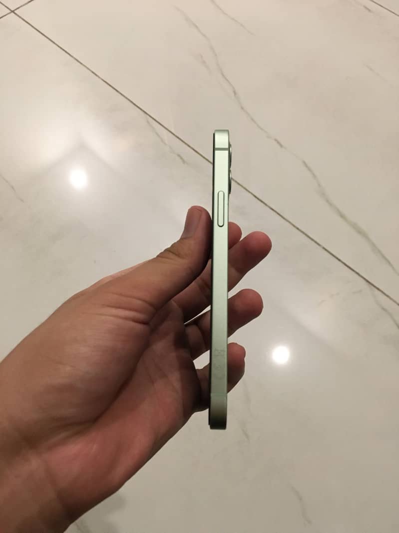 Apple iPhone 12 4