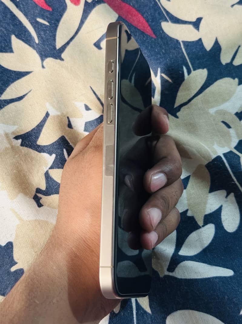 iPhone 16 Pro Max 1