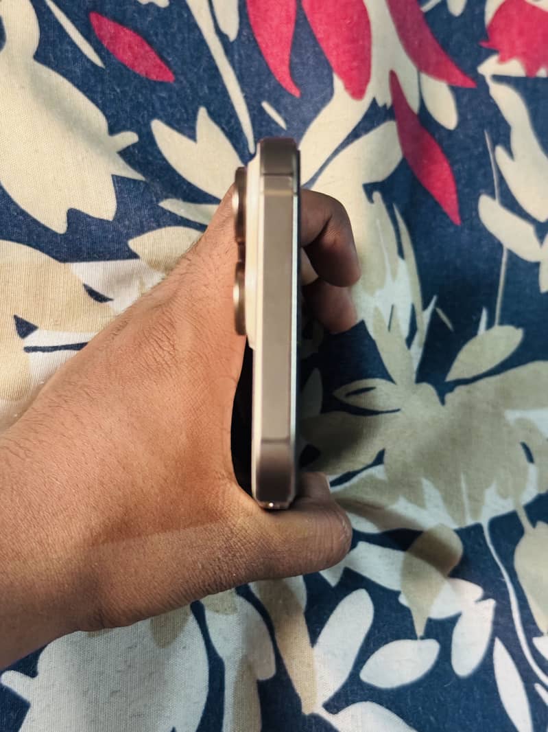 iPhone 16 Pro Max 2