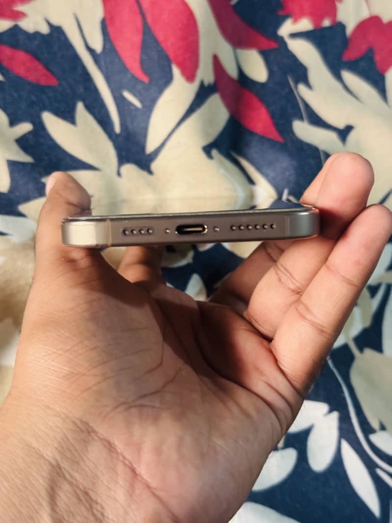 iPhone 16 Pro Max 4