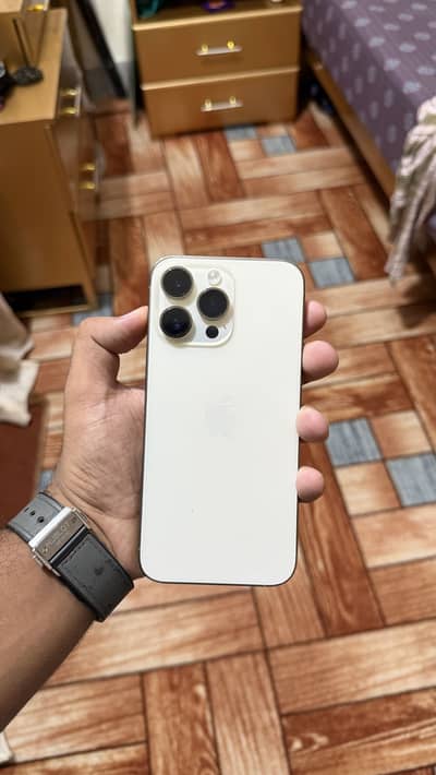 14pro max  256gb sim lock Gold colour 10/10 Waterproof 91% health