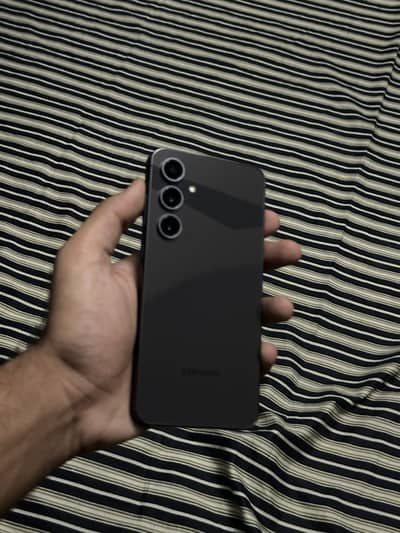 Samsung S24fe 5G waterpack 10/10 condition 4month sim time