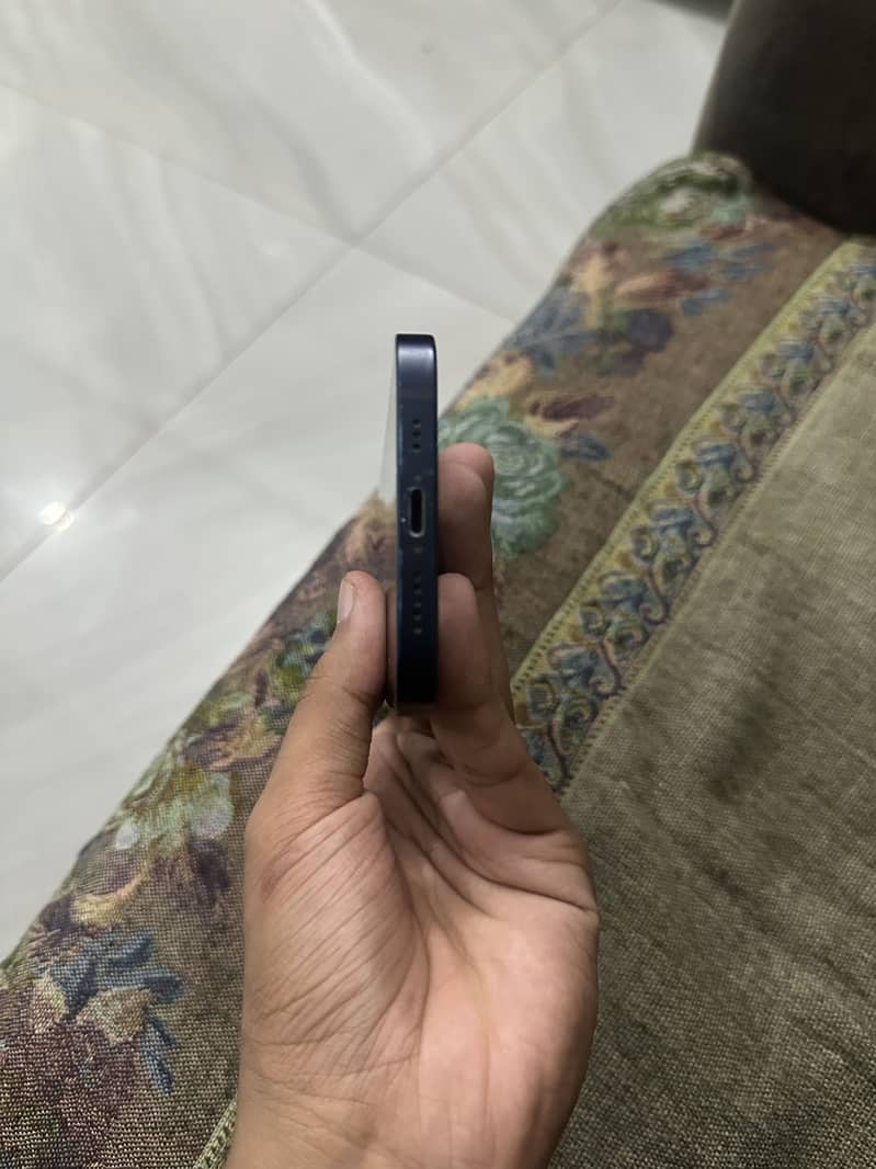 Apple iPhone 12 4