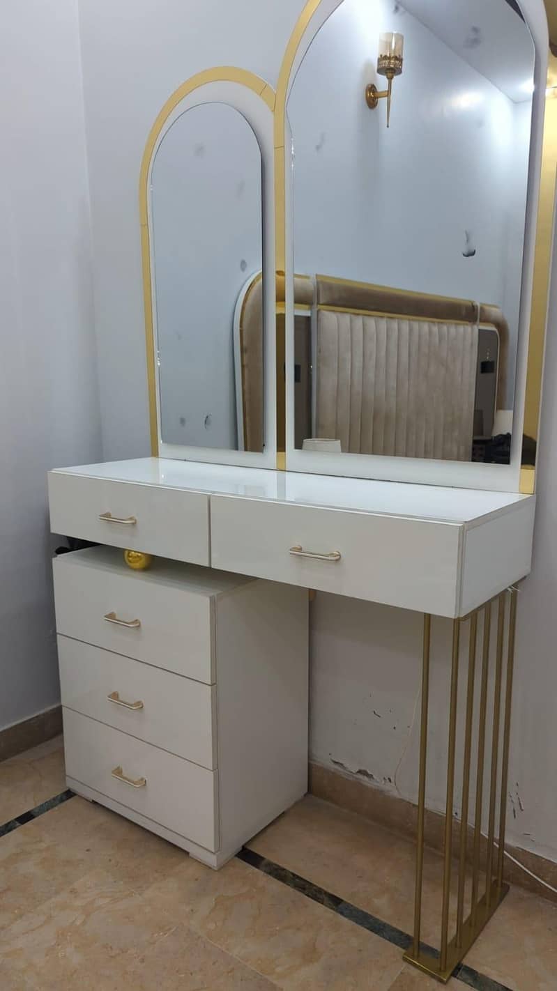 dressing table with 2 mirror's 0