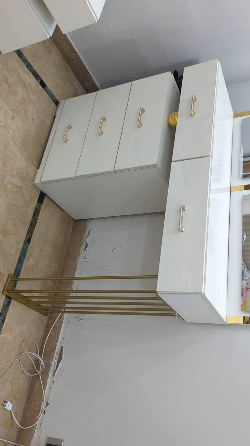 dressing table with 2 mirror's 2