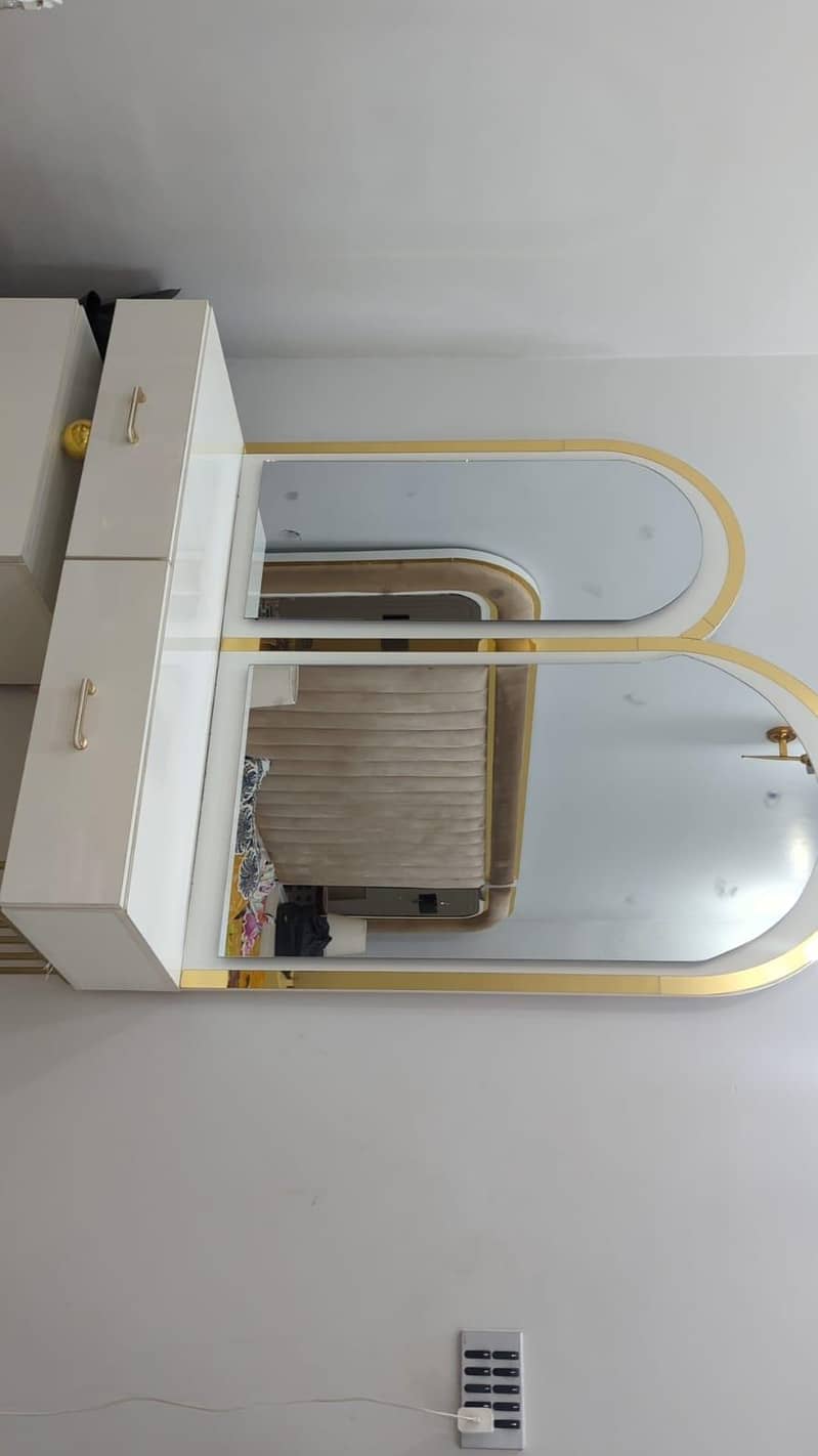 dressing table with 2 mirror's 3