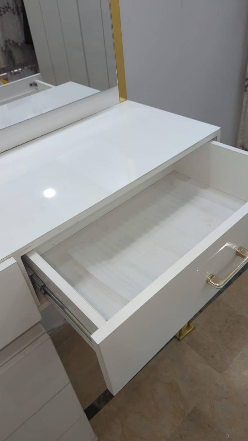 dressing table with 2 mirror's 4