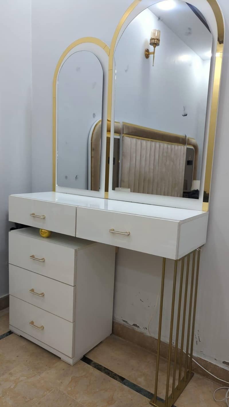 dressing table with 2 mirror's 5