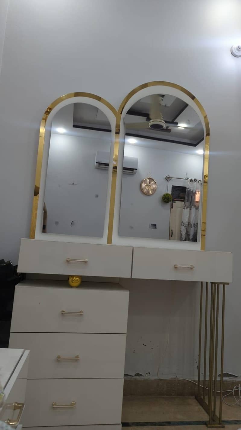 dressing table with 2 mirror's 6
