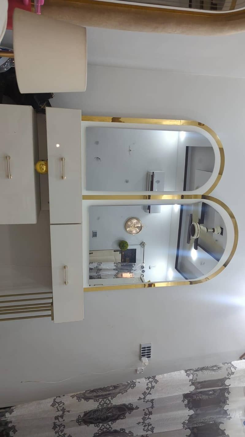 dressing table with 2 mirror's 7