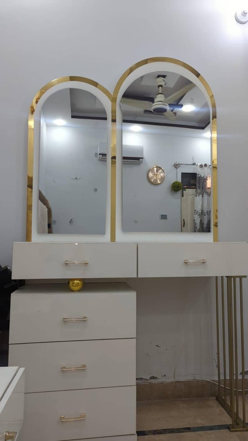 dressing table with 2 mirror's 8
