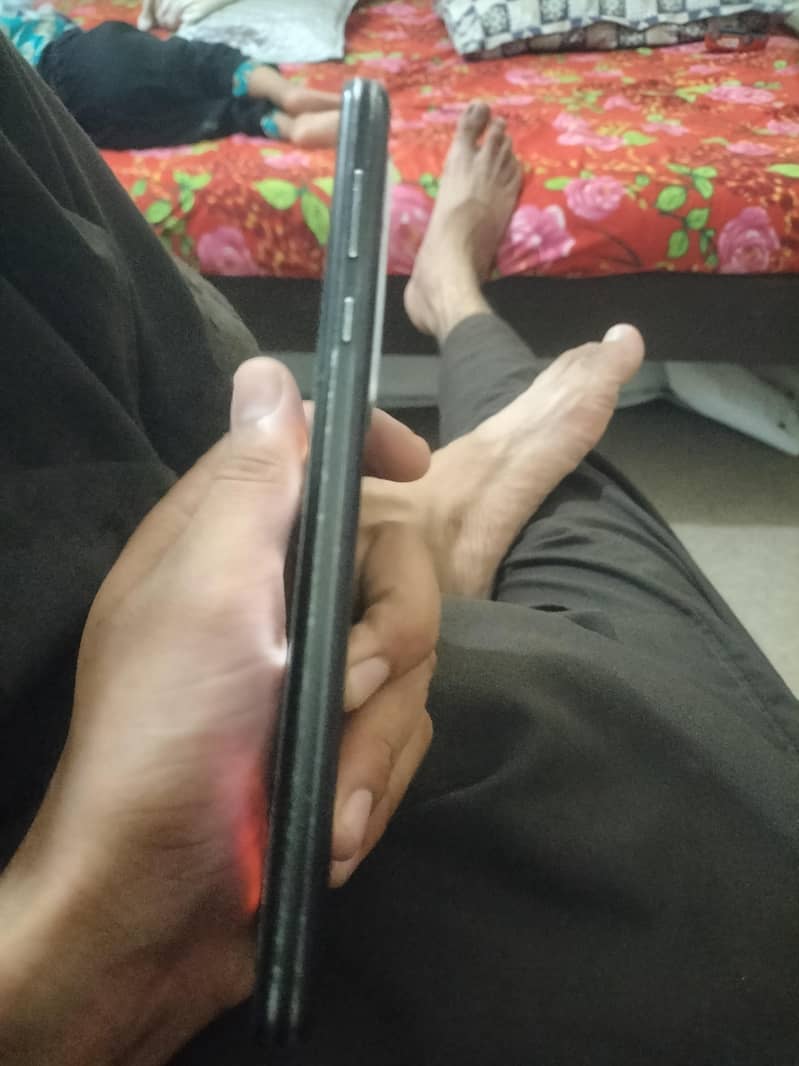 Sharp Aquos R5G 1