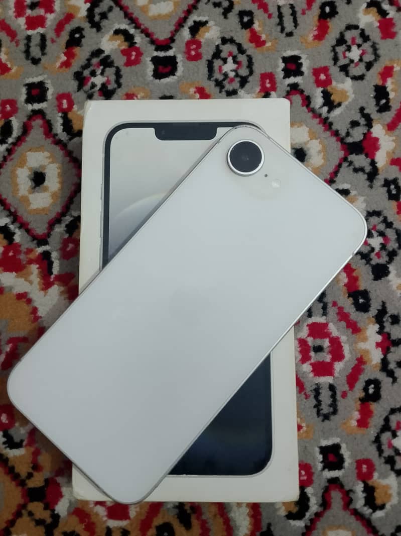 Apple iPhone 16e 3