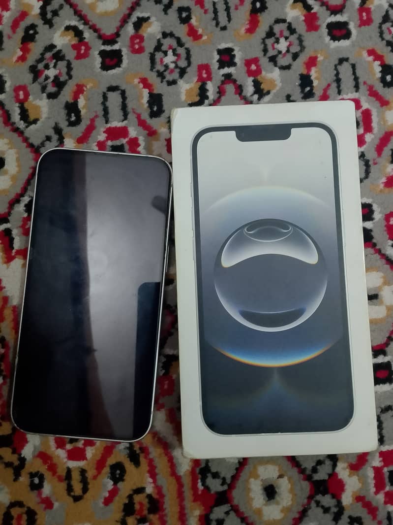Apple iPhone 16e 4