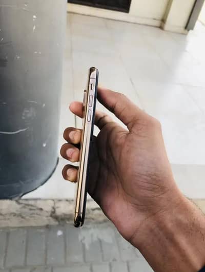 Apple iPhone XS 64 gb 72% health golden colour