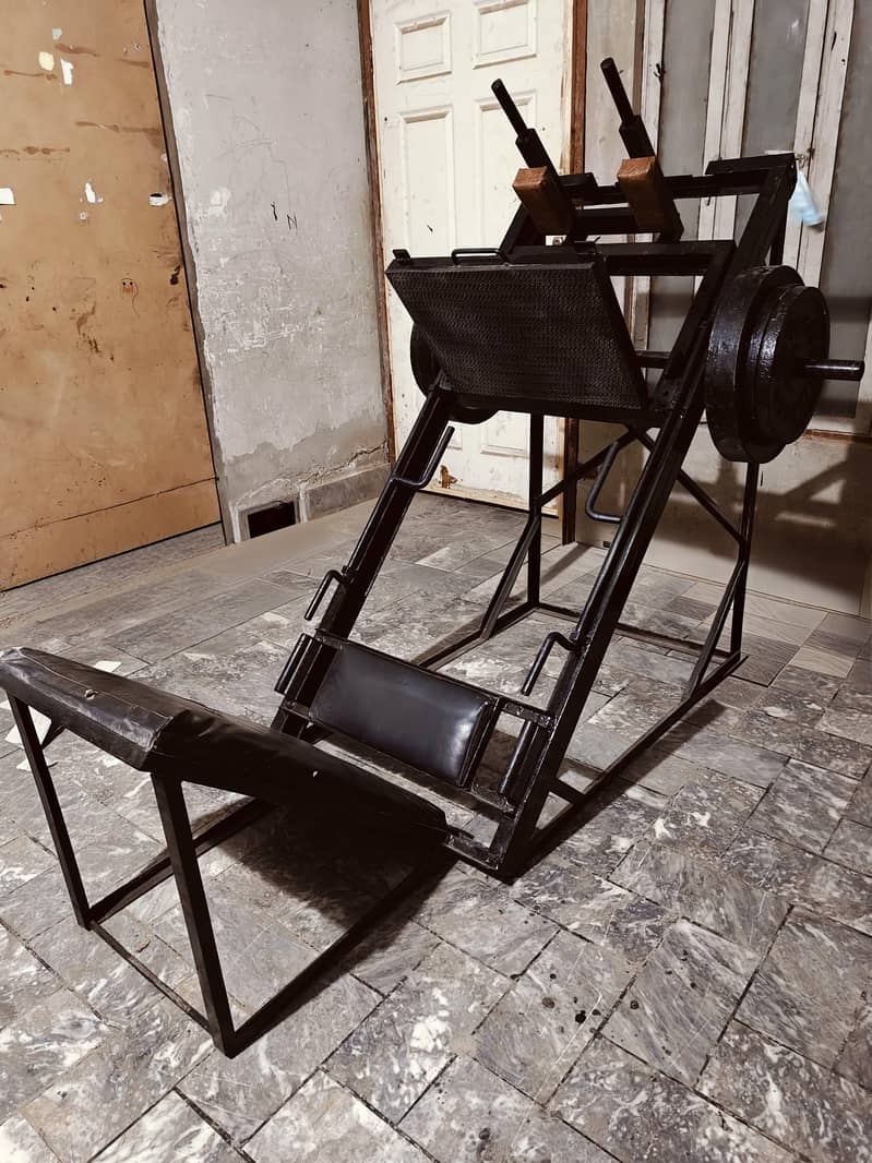 Leg press + Hack squat machine 1