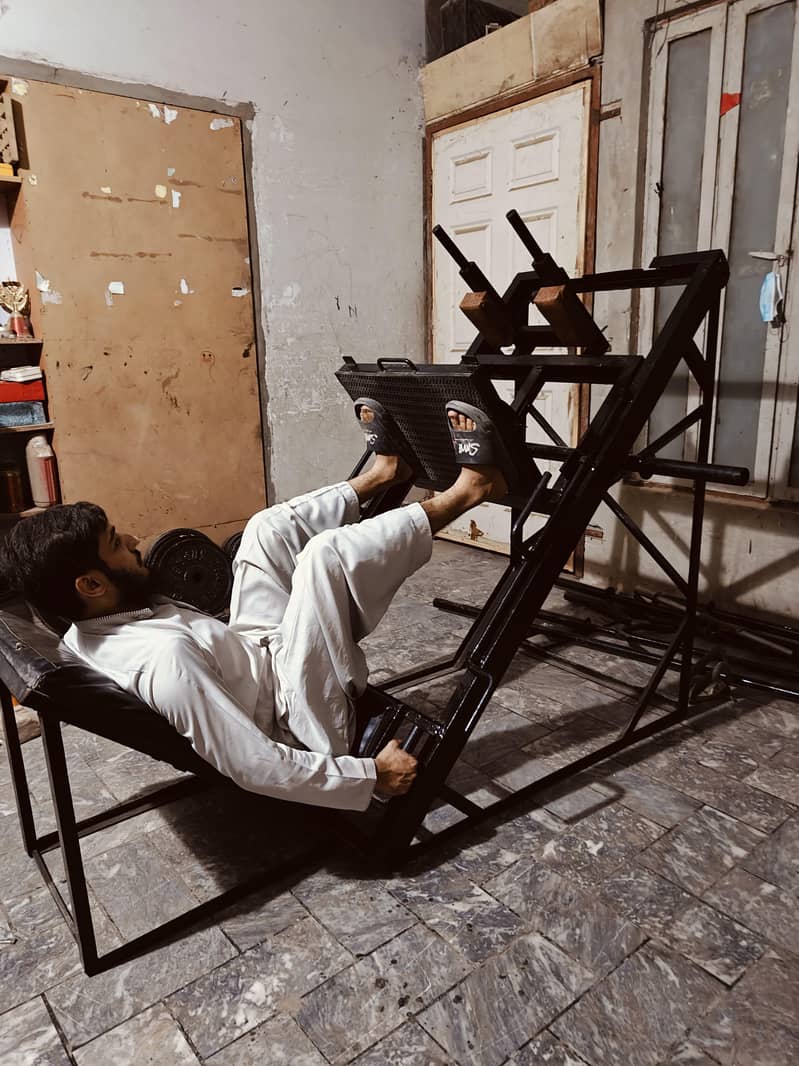Leg press + Hack squat machine 3