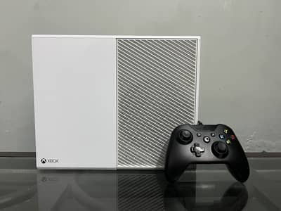Xbox one - excellent condition -  (white) colour - games