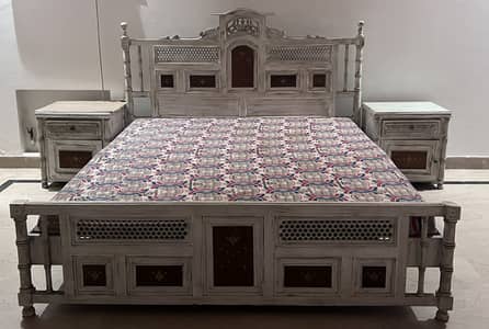 Traditional Handcrafted Bed set with console table & 2 side tables