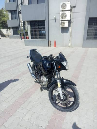 YAMAHA YBR 2017 model urgent sale black colour