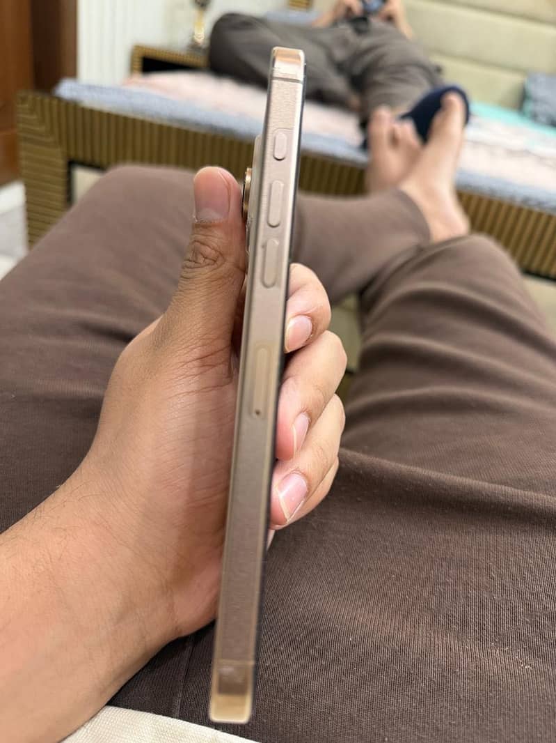 Apple iPhone 16 Pro Max 2
