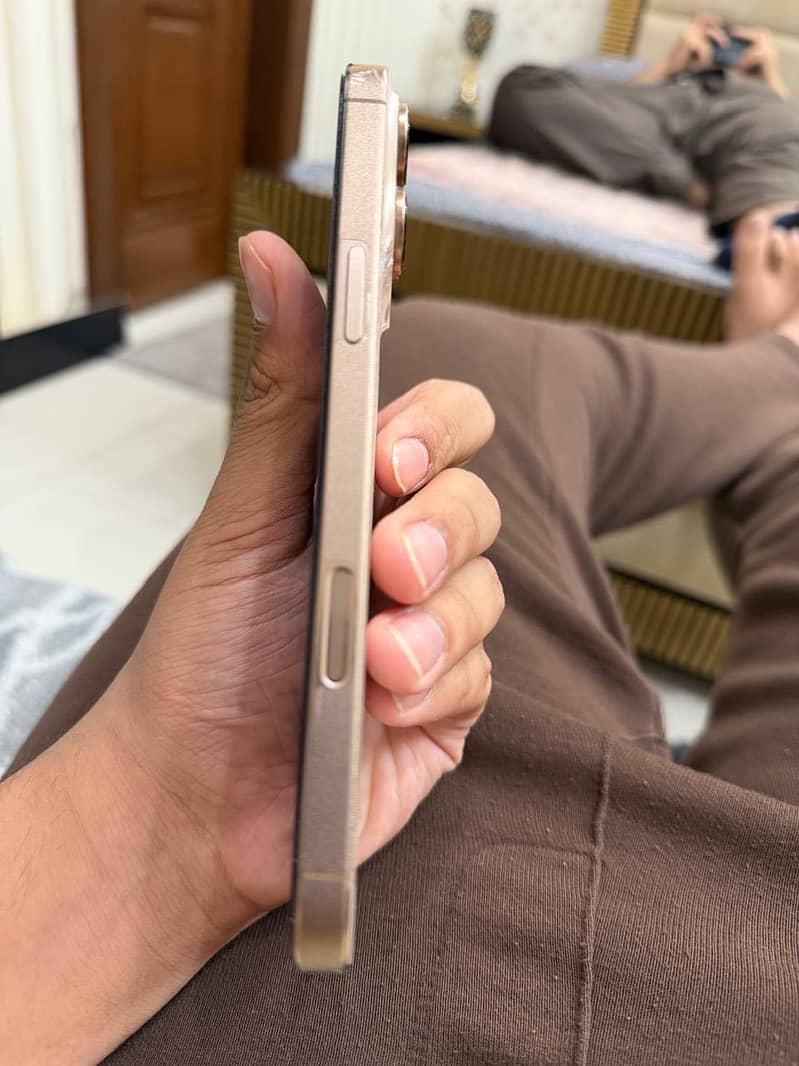 Apple iPhone 16 Pro Max 4