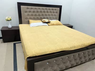Kingsize wooden bed set