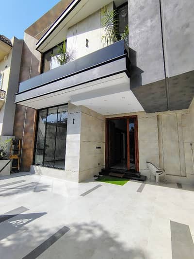 10 Marla Brand New House For Sale