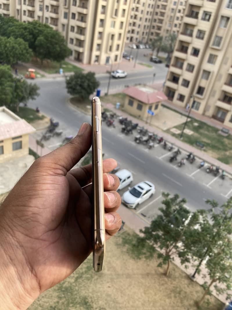 Apple iPhone 11 Pro Max 4
