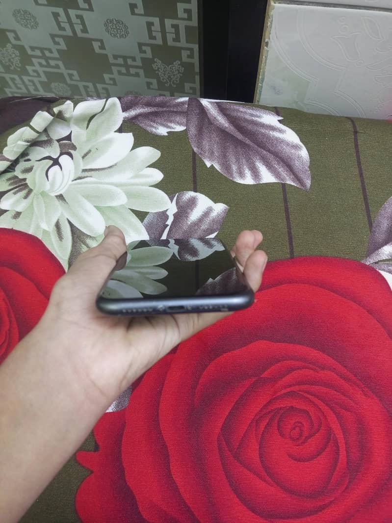 Apple iPhone 11 4