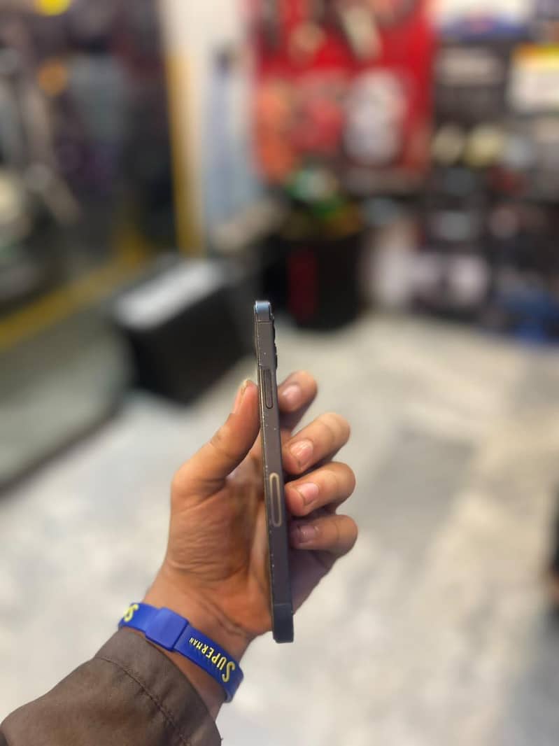 Apple iPhone 12 4