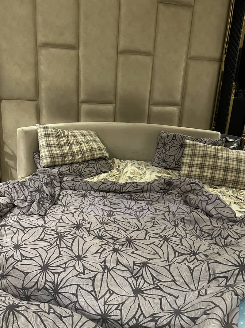 Round bed 0