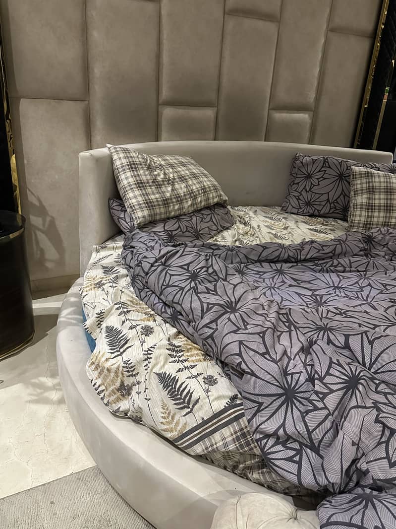 Round bed 1