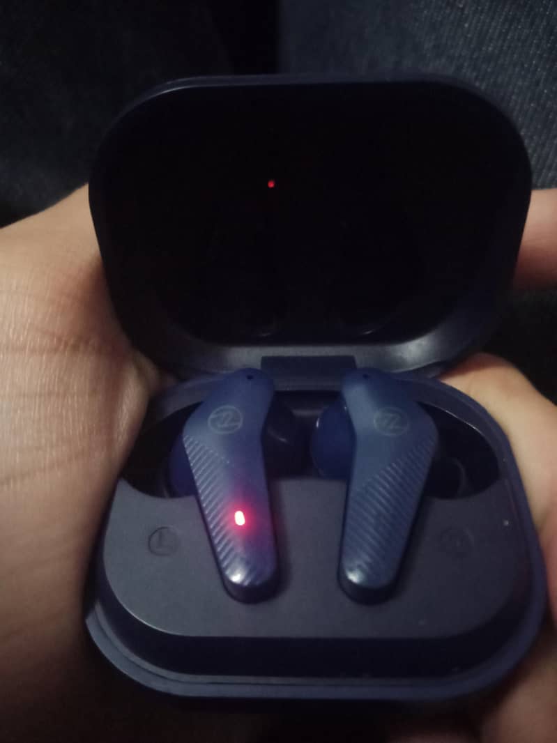 ZERO GRAVITY WIRELESS EARBUDS WITH BOX. . 0